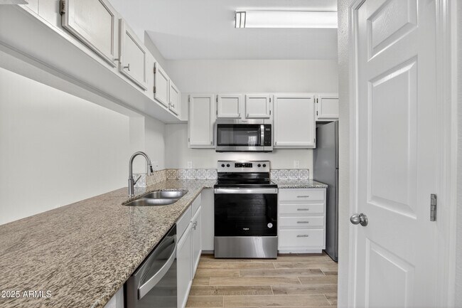 Foto del edificio - 5401 E Van Buren St