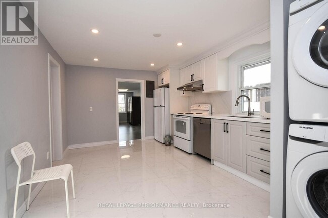 Building Photo - 296 Altha Ave