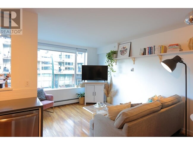 Photo du bâtiment - 289-289 E 6th Ave