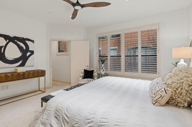 Foto del edificio - 2411 N Hall St