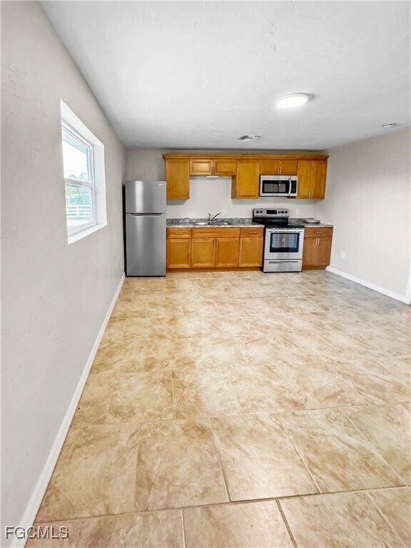 Building Photo - 15206 Stringfellow Rd