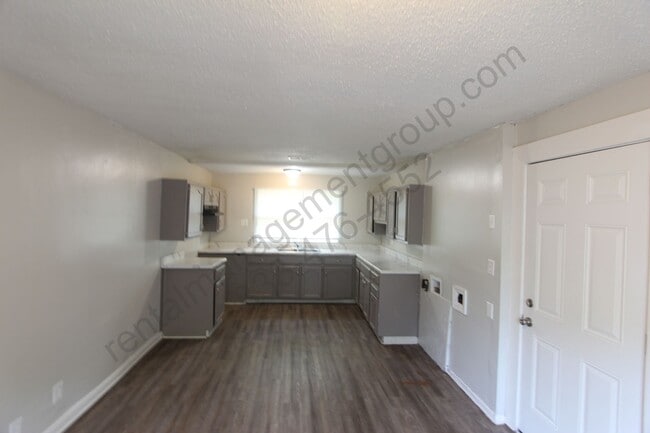 Building Photo - New on The Market!!  Convenient Location!!