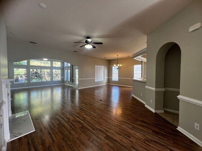 Foto del edificio - 404 Blackberry Ln