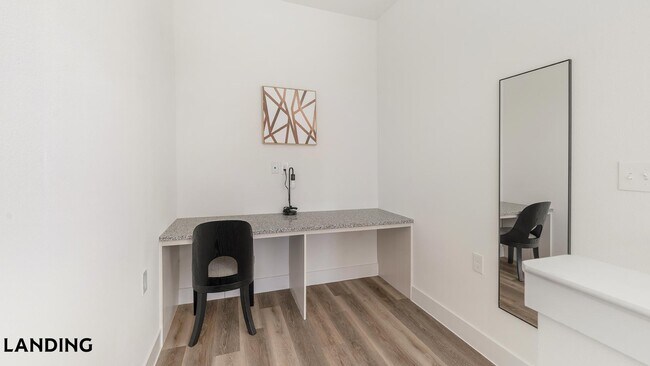 Foto del edificio - 6525 Ed Bluestein Blvd