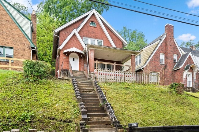 Updated 3 Bed, 1 Bath with Central AC, Laundry in Basement! Available Early June - Updated 3 Bed, 1 Bath with Central AC, Laundry in Basement! Available Early June House