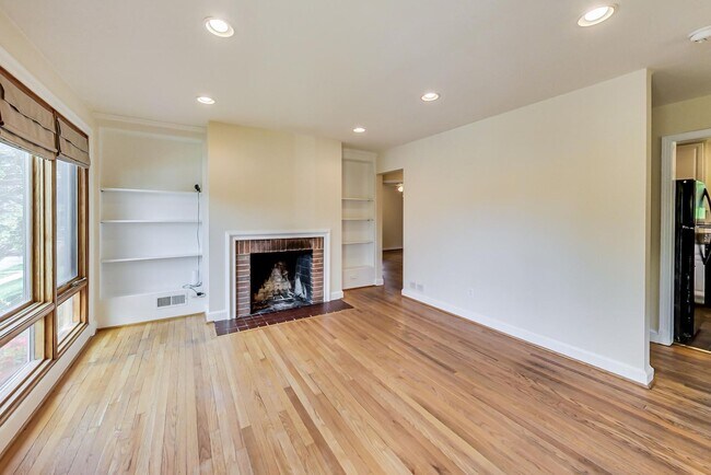 Building Photo - Classic Spacious 4 bedroom 3 level - Cape ...