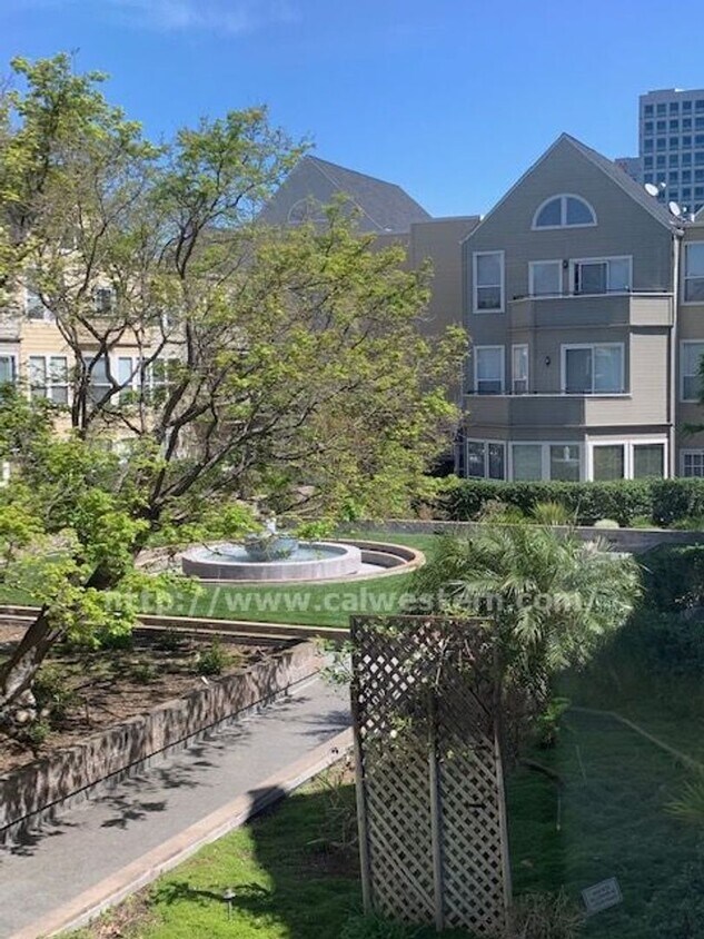 Foto principal - Superb Location for this Spacious Downtown...