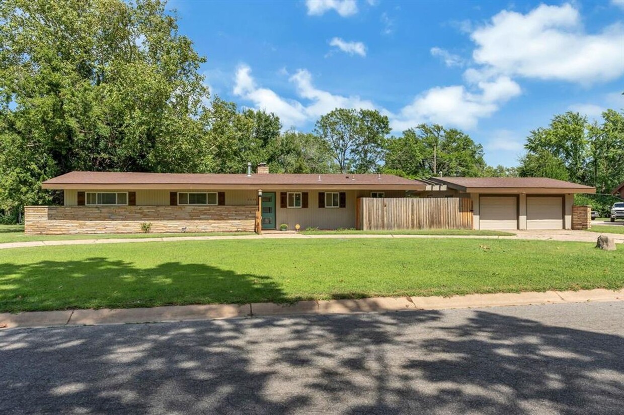 Primary Photo - Beautiful Mid Century Ranch North of WSU o...