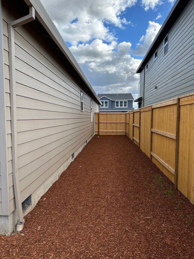 Building Photo - Newer single level 3-bedroom 2 bath house in Springfield!