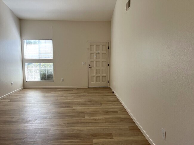 Foto del edificio - 107 Bond Ave
