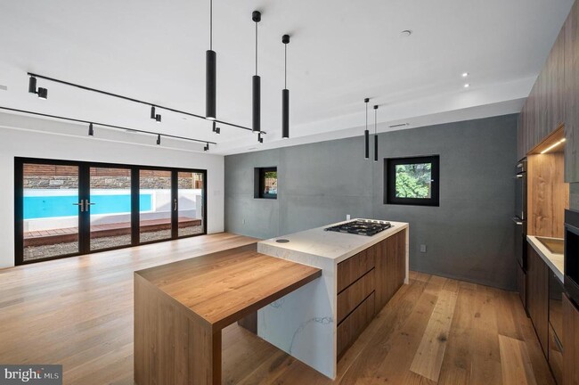 Foto del edificio - 317 Meadow Ln