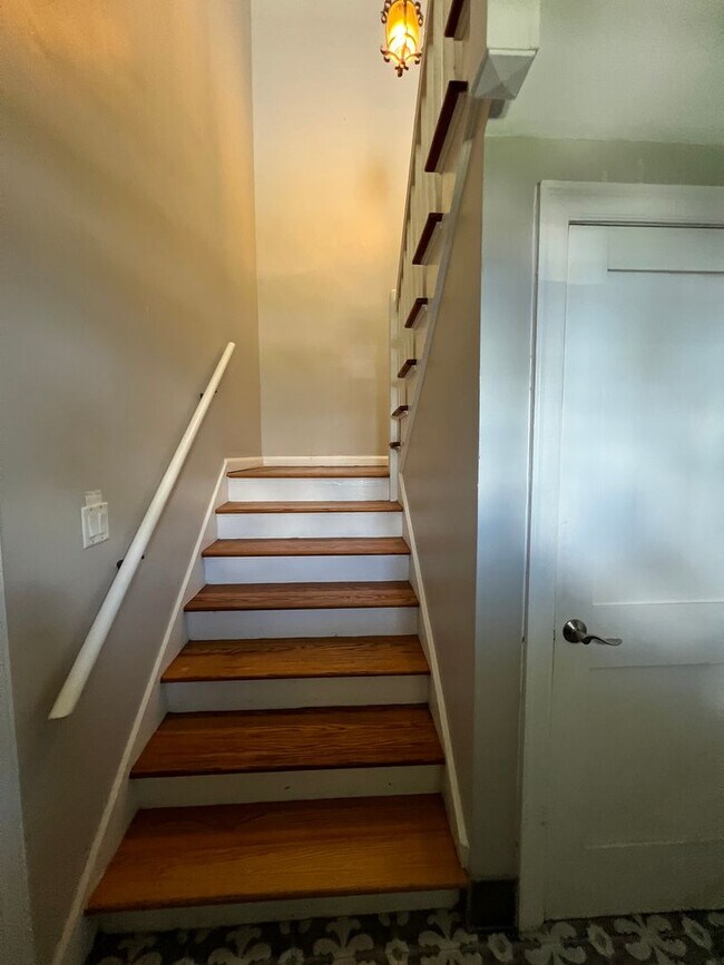 Building Photo - Beautiful renovated 1 bedroom Condo with R...