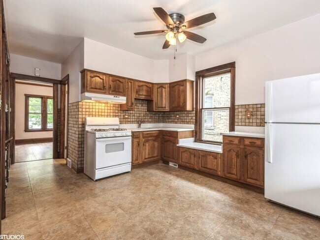 Foto del edificio - 5009 W Byron St