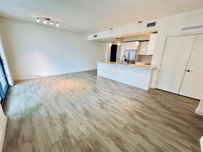 Building Photo - 999 SW 1ST AVE Unit 1414