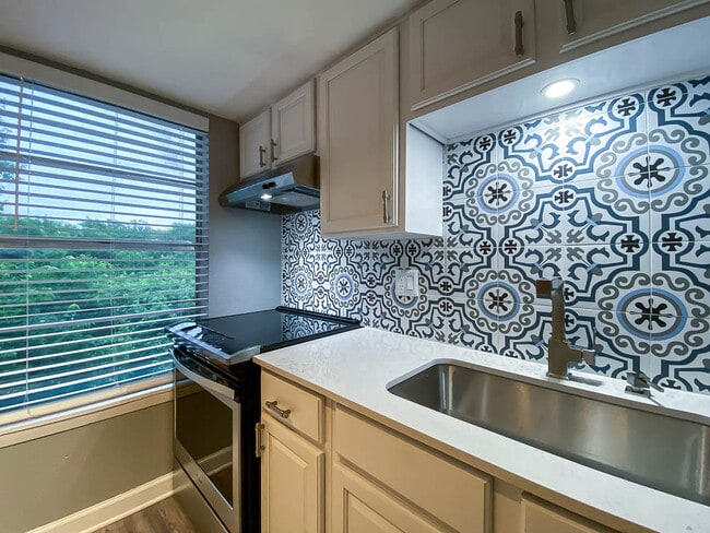 Building Photo - Tramor at the Hills