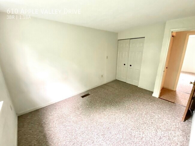 Building Photo - Roomy 3-bed townhome with garage in Dallas...