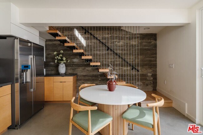 Foto del edificio - 1125 N Beverly Glen Blvd