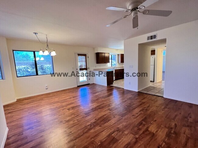 Foto del edificio - Beautiful home with private yard that backs to open space green belt