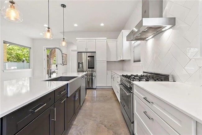 Building Photo - 610 W 33rd St