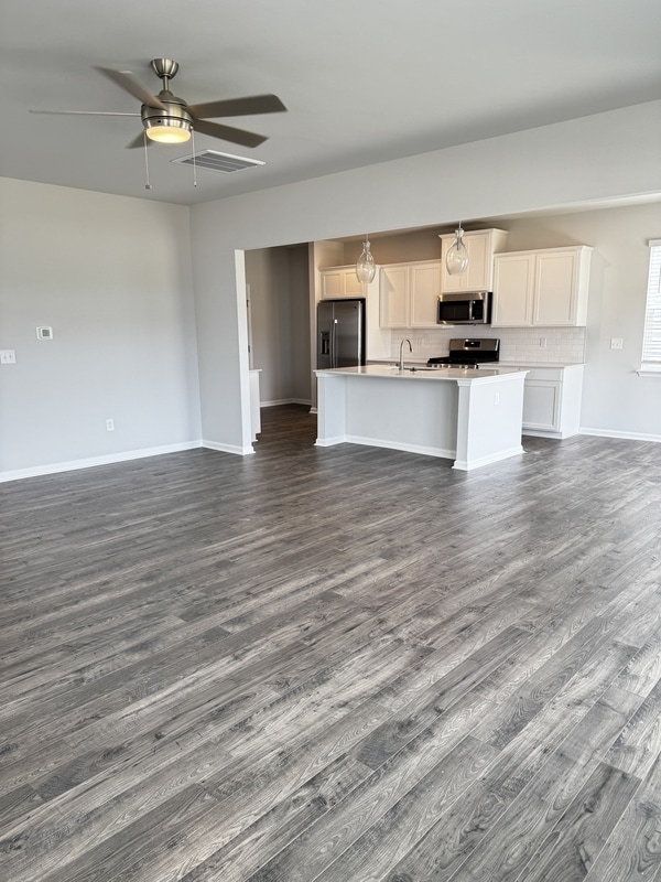 Building Photo - 142 Gervais Cir