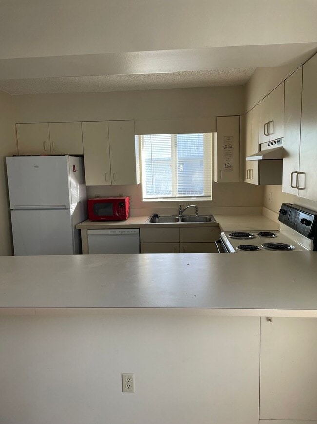 Foto del edificio - 2/2 Private 2nd Floor with Lovely Screened...