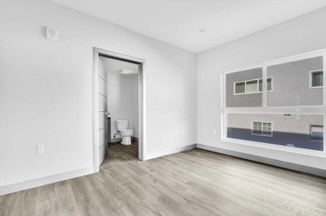 Foto del edificio - 7040 Woodman Ave