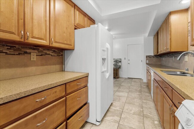 Foto del edificio - Private Direct-Access 3 Bedroom Townhome with 2 Car Garage, Patio, Balcony, Pool and Tennis