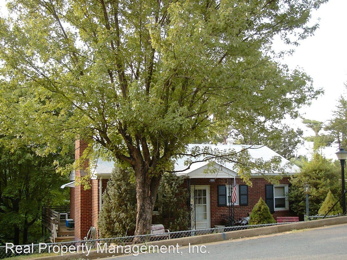 Foto principal - 3 br, 1 bath House - 1009 St. Charles Ave.