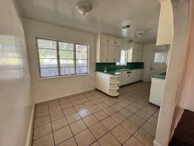 Foto del edificio - 3681-3689 N Palm Ave