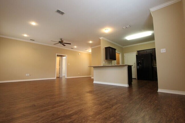 Foto del edificio - Coming Soon! Gorgeous 3 Bedroom Home in Th...