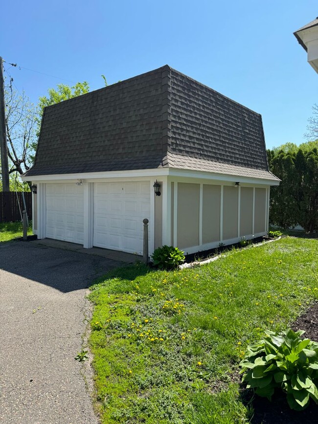 Building Photo - 4 Bedroom / 2 bath home with 2 car garage.