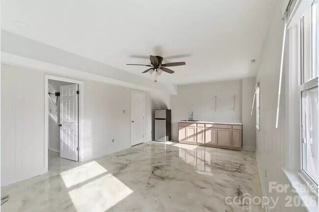 Foto del edificio - "Discover Comfort and Space in Charlotte: 4-Bed, 3-Bath Gem on Red Carriage Lane!"