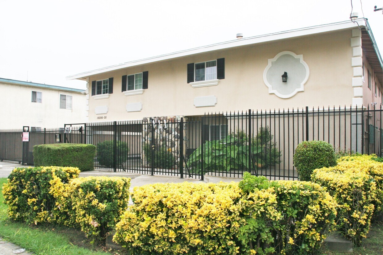 16208 Eucalyptus Ave Unit 3, Bellflower, CA 90706 Apartments in