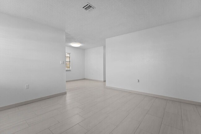 Foto del edificio - 2818 NE 7th St