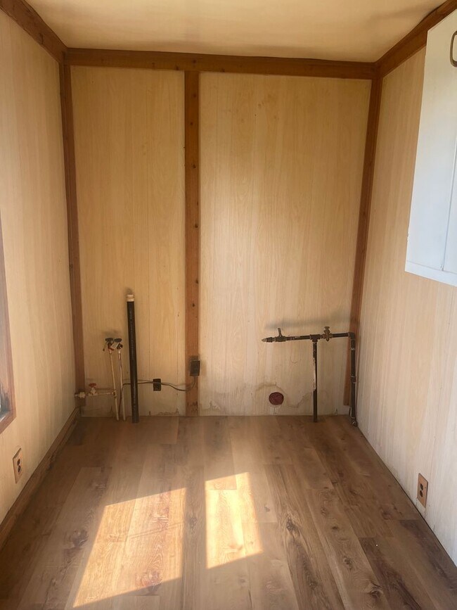 Building Photo - DELPHI…3 Bedroom 2 Bath