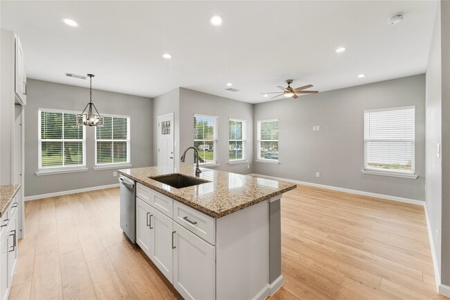 Building Photo - 5125 Jezebel St
