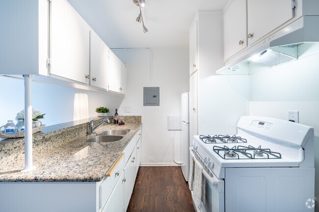 1BR, 1BA - 629SF - Kitchen - Carson Oakwood Apartments