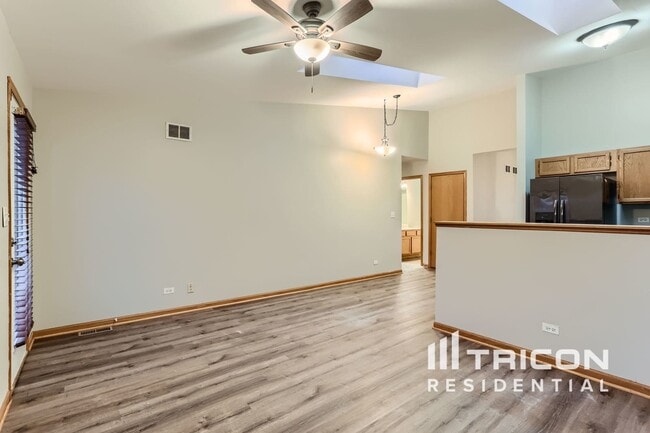 Building Photo - 924 Deer Trail Dr