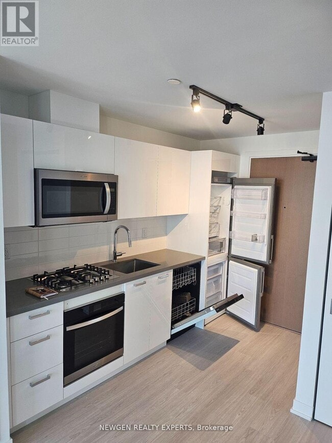 Building Photo - 195 McCaul St