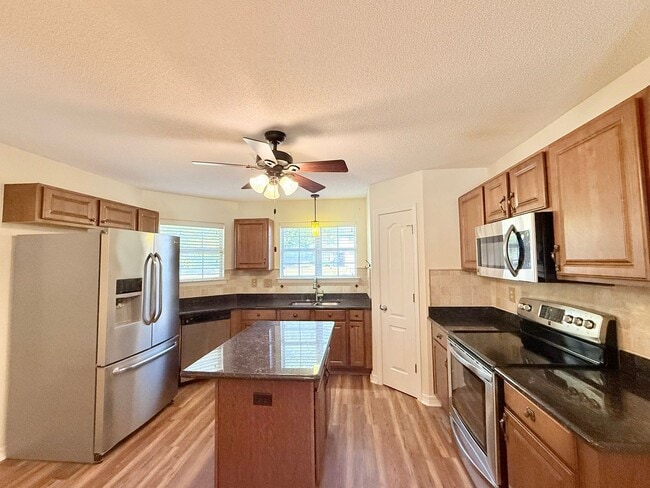 Foto del edificio - Beautiful 3-Bedroom Pool Home - Close To NAS