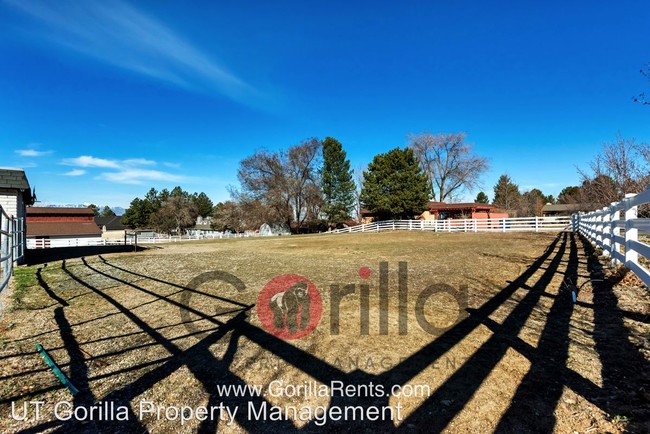 Building Photo - 1532 E Churchill Downs Dr