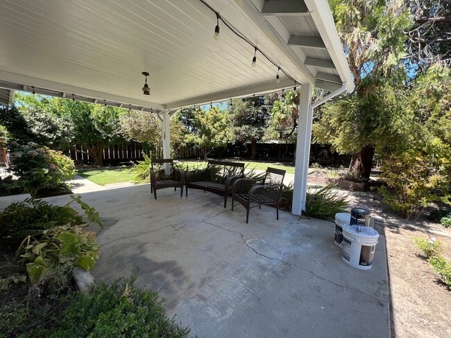 Building Photo - Charming home