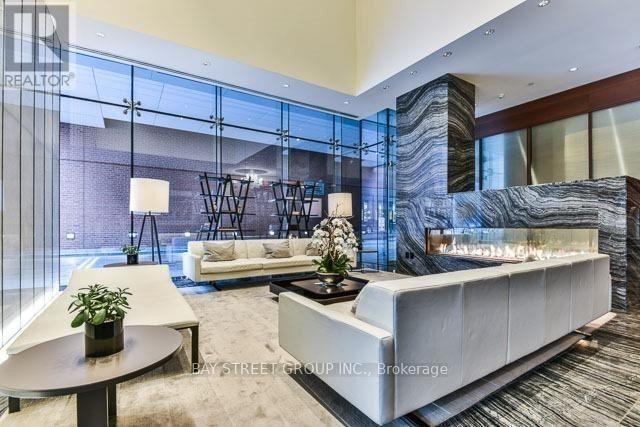 Photo du bâtiment - 180 University Ave