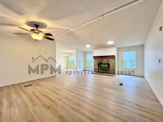 Building Photo - 373 McLee Rd