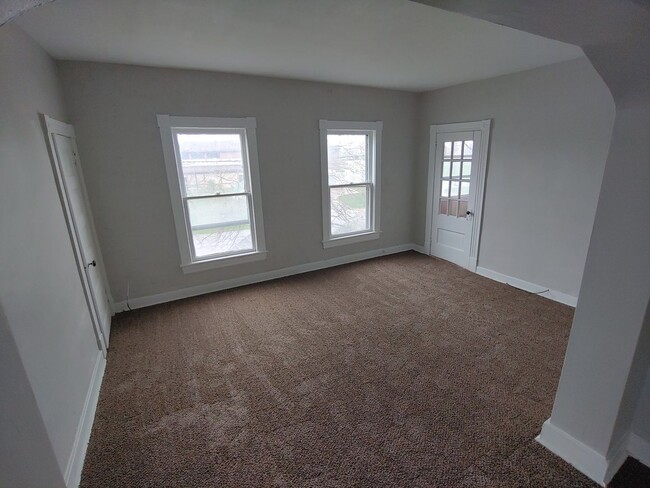 Building Photo - Spacious Updated Duplex with Dining Room a...