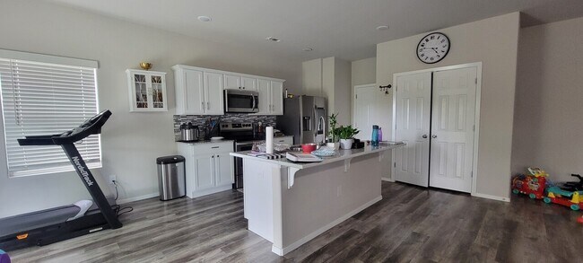Foto del edificio - 310 Mayflower Rd