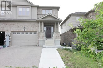 Building Photo - 473 Avens St