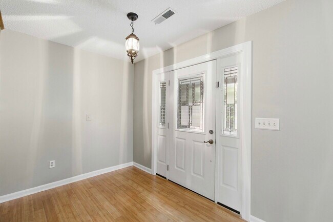 Building Photo - 2067 Dogwood Rd