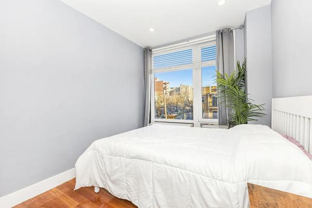 Foto del edificio - 2 bedroom in Queens NY 11106