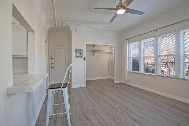 Foto del edificio - 121 N Kenmore Ave
